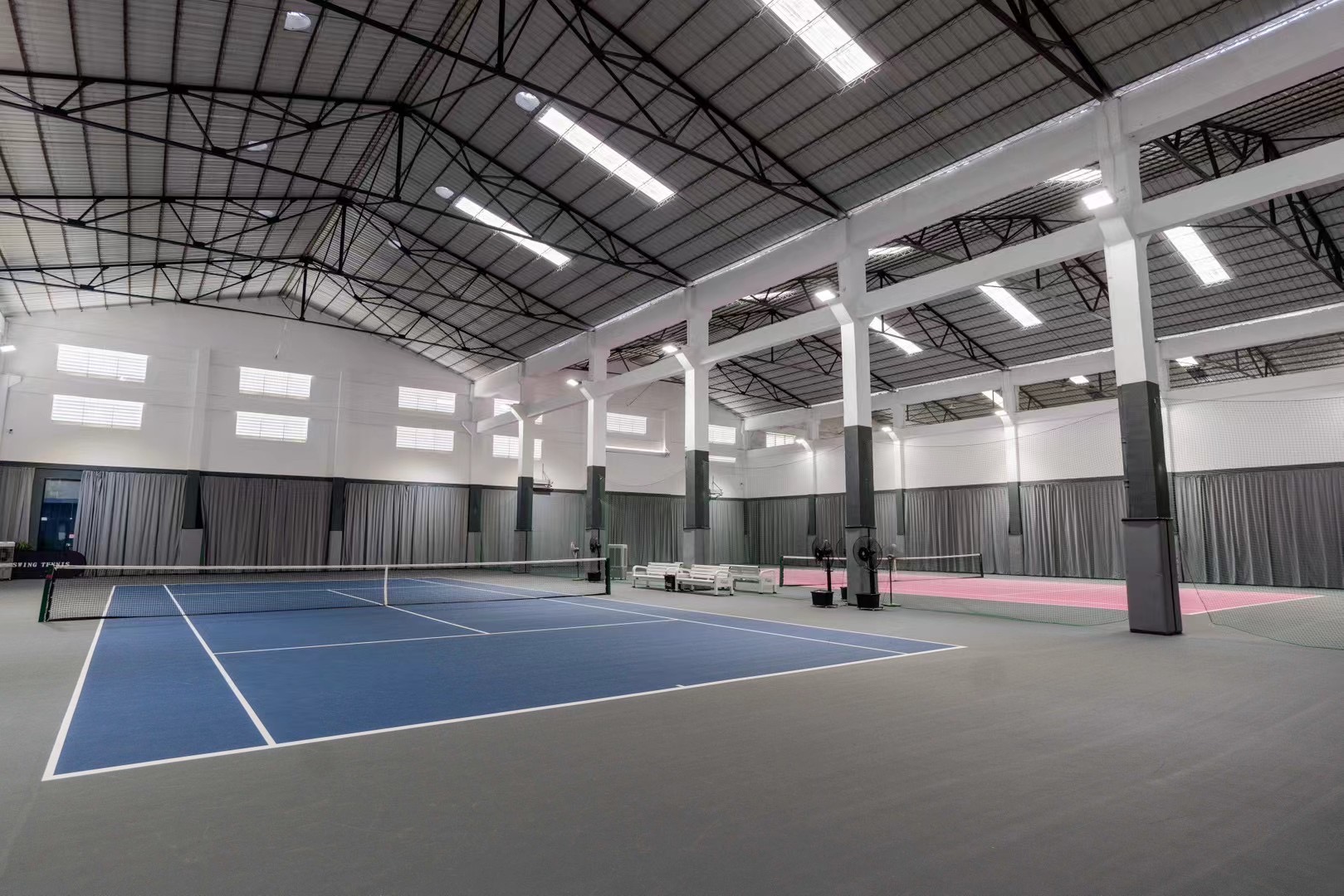 励亚网球俱乐部swing tennis位于广东省广州市番禺区梅山大道北3号之三106室,可在网球地图查看广州市网球场订场方式。提供室内场、硬地场等场地。场馆设施包括洗手间、饮料售卖、可租拍、可租球、沐浴间、停车方便。参考起价110元/小时起。
